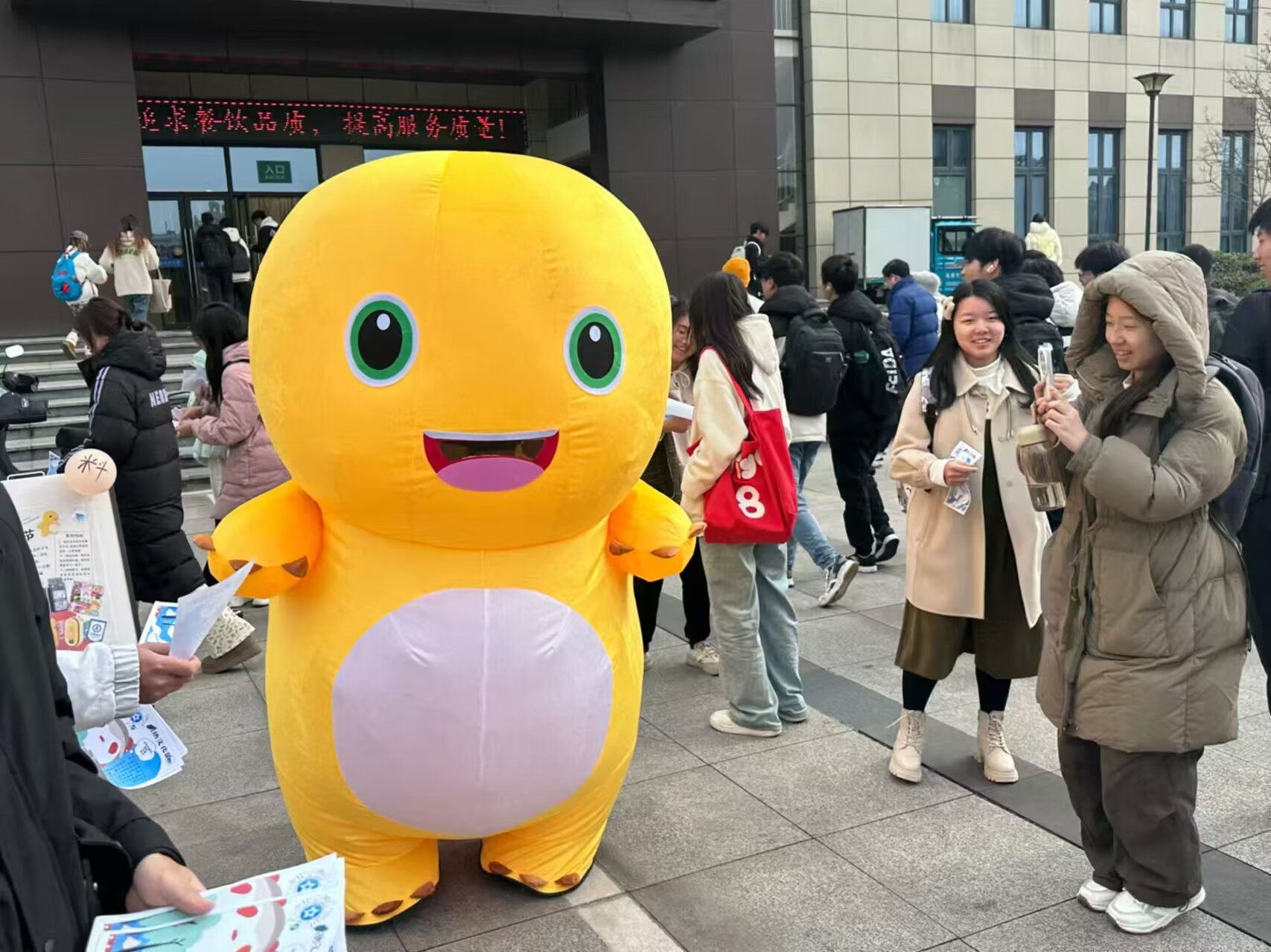 1734603321205963.png 奶龙合影2.png