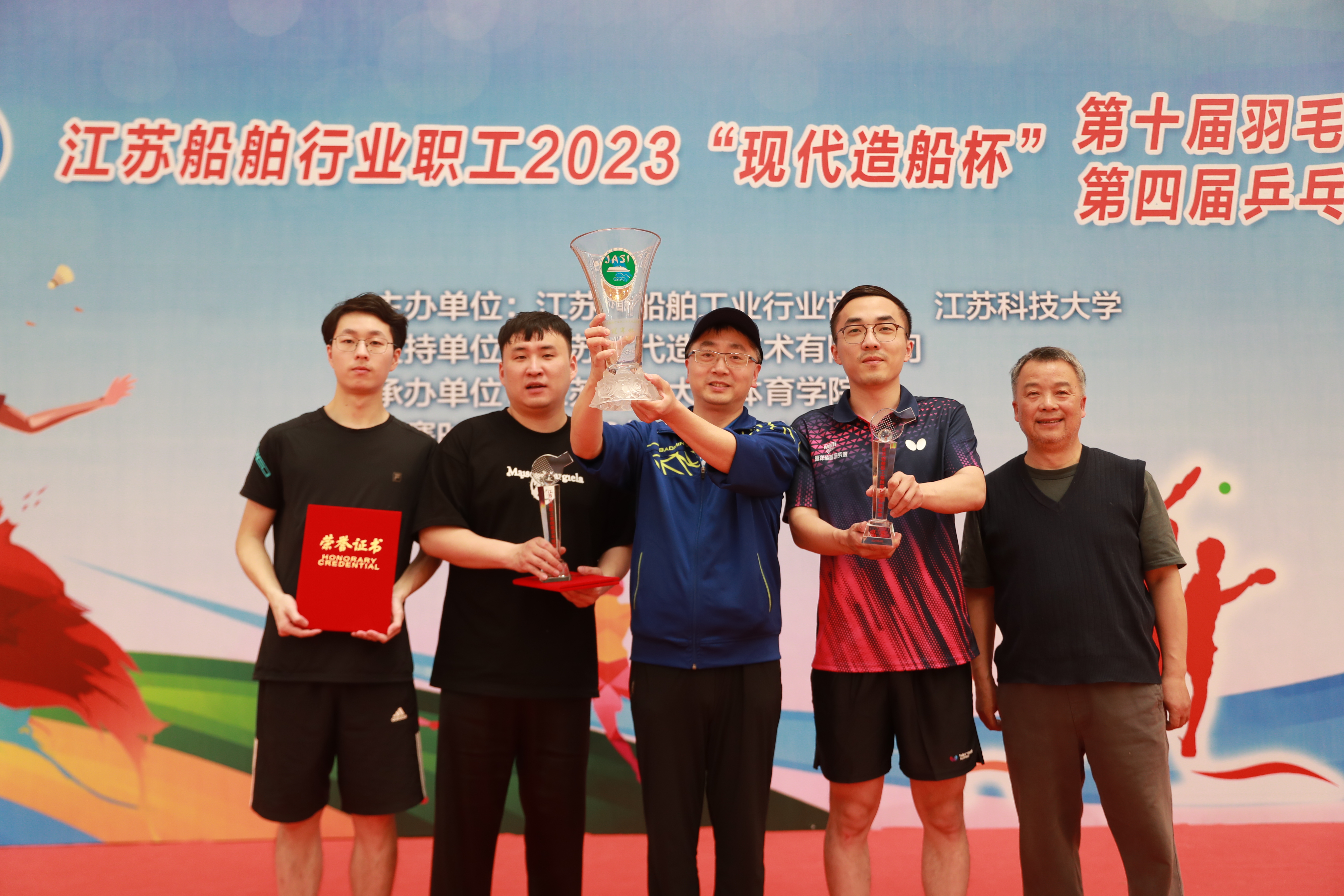 1681716019935868.jpg 江科大乒乓球队员们将冠军奖杯高高地举起.jpg