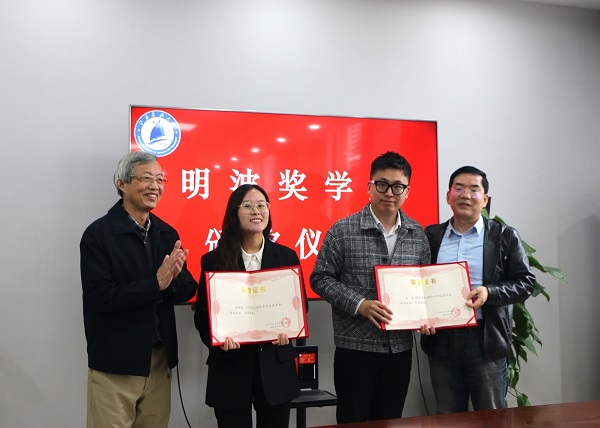 1680270569571905.jpg 颁奖-2.jpg