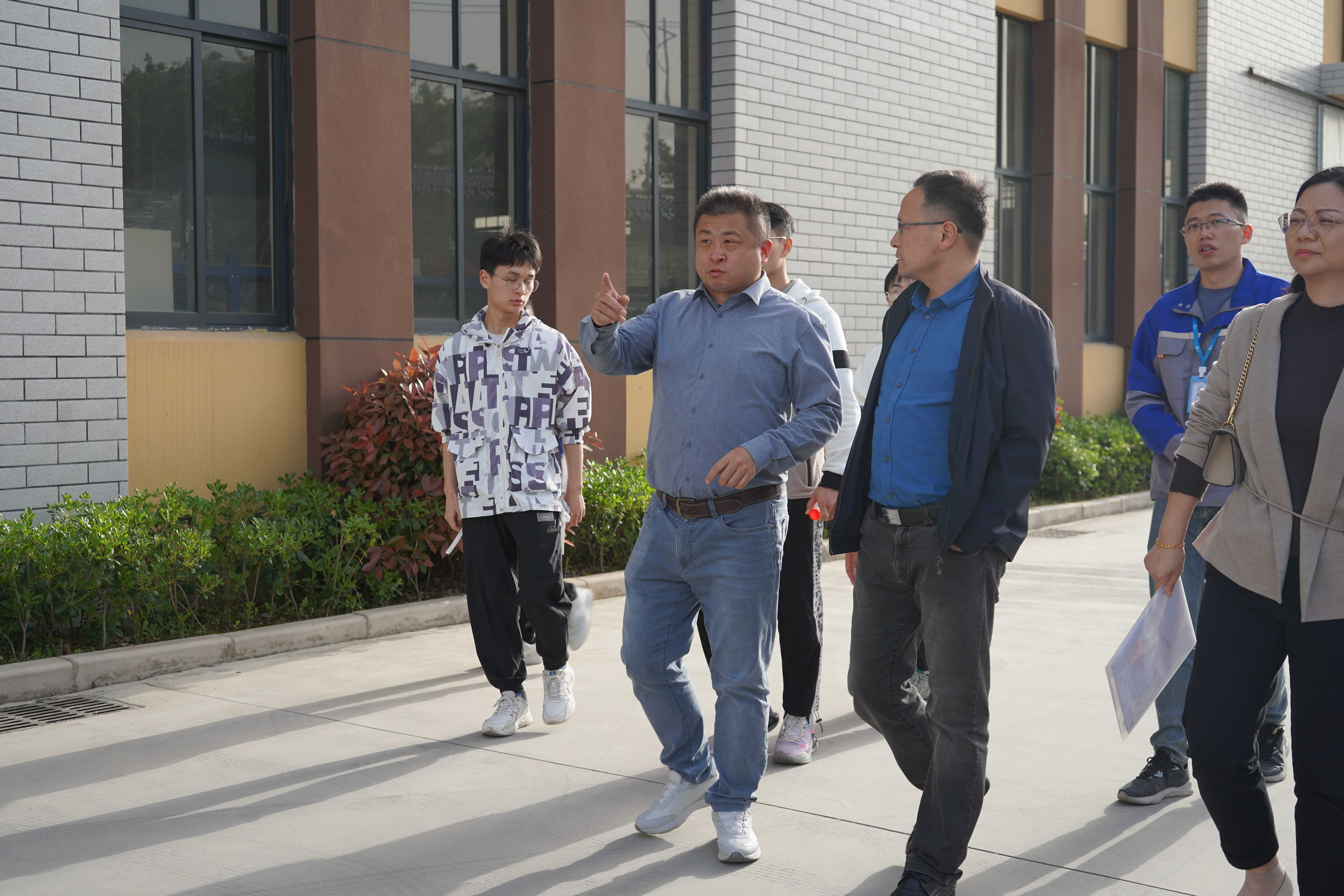 图5 学院一行参观公司，董事长进行指导.JPG